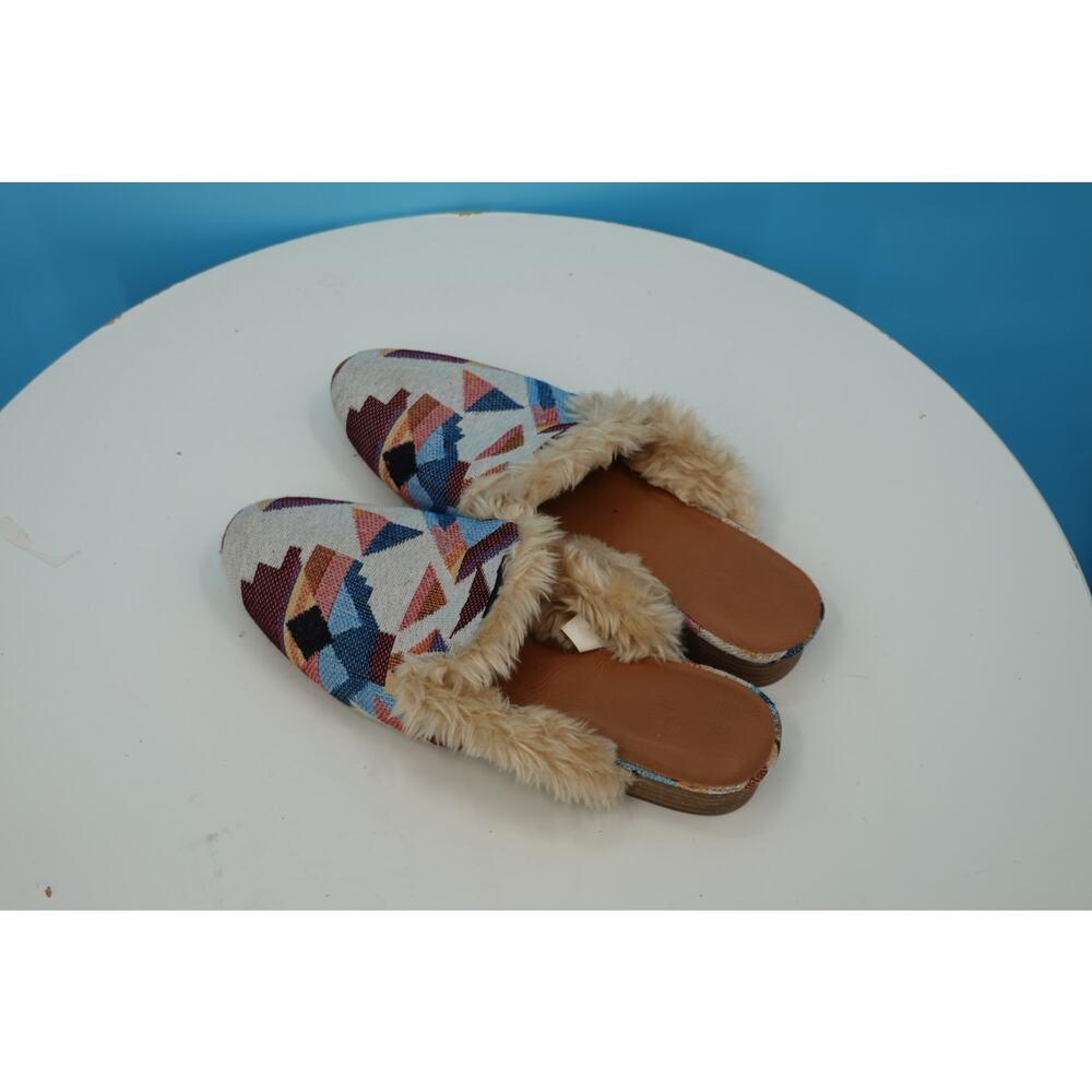 Universal Thread Fuzzy Aztec Mules Size 10 - Picture 2 of 5